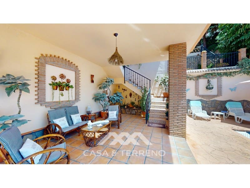 3 soveværelse Villa til salg i Mezquitilla med swimmingpool garage - € 635.000 (Ref: 9147318)