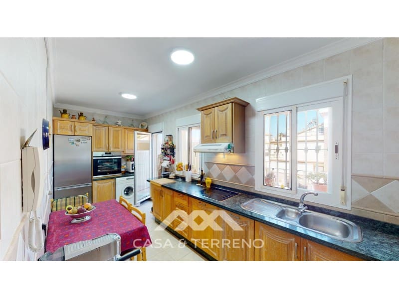 3 soveværelse Semi-Rækkehus til salg i Torre del Mar med swimmingpool - € 630.000 (Ref: 9198555)