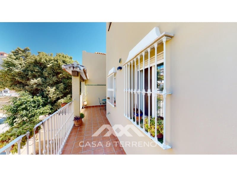 3 soveværelse Semi-Rækkehus til salg i Torre del Mar med swimmingpool - € 630.000 (Ref: 9198555)