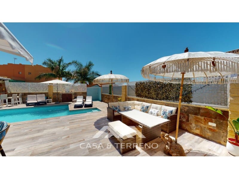 3 soveværelse Semi-Rækkehus til salg i Torre del Mar med swimmingpool - € 630.000 (Ref: 9198555)