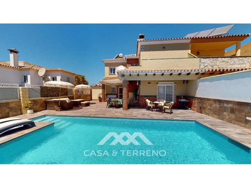 3 soveværelse Semi-Rækkehus til salg i Torre del Mar med swimmingpool - € 630.000 (Ref: 9198555)