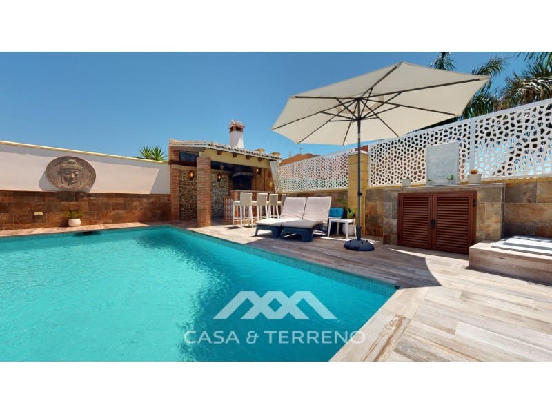 3 soveværelse Semi-Rækkehus til salg i Torre del Mar med swimmingpool - € 630.000 (Ref: 9198555)