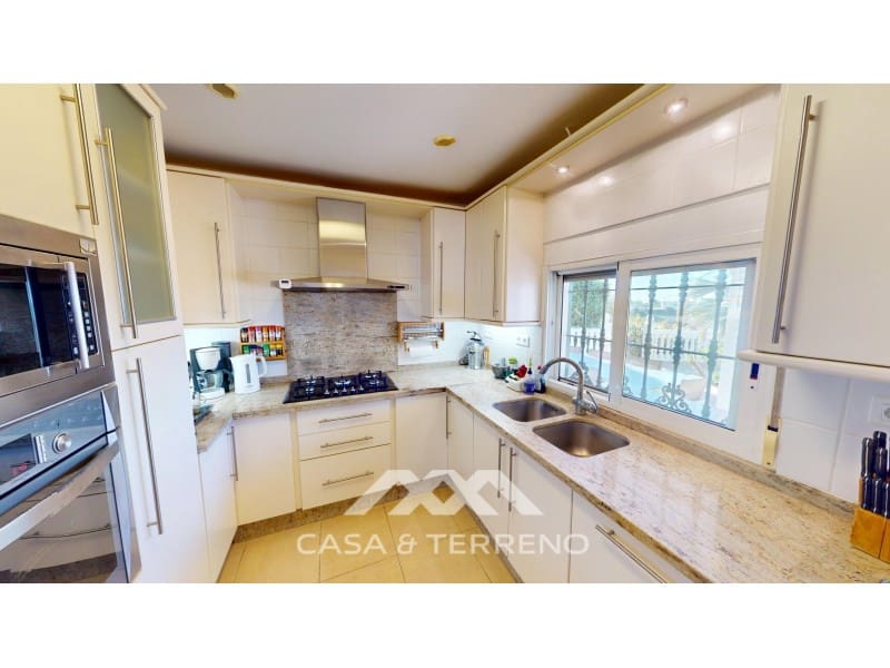 4 slaapkamer Villa te koop in Velez-Malaga met zwembad garage - € 890.000 (Ref: 9244281)