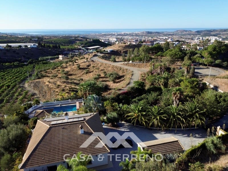 4 slaapkamer Villa te koop in Velez-Malaga met zwembad garage - € 890.000 (Ref: 9244281)