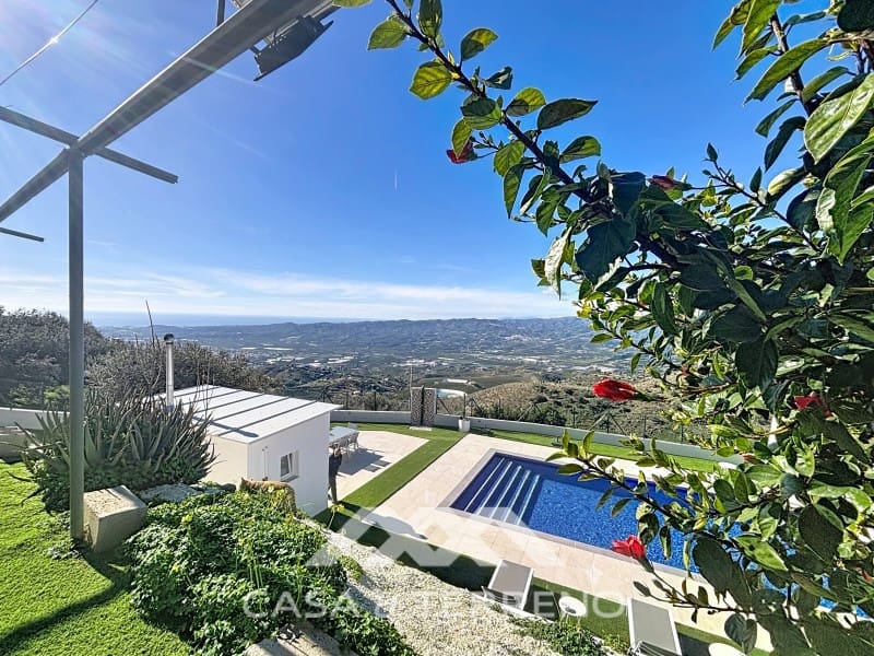 2 bedroom Villa for sale in Velez-Malaga - € 795,000 (Ref: 9497532)