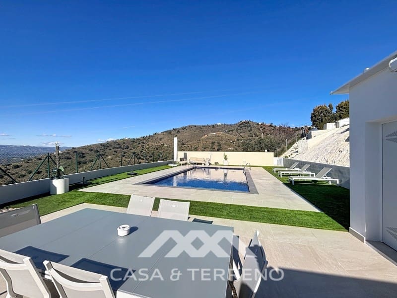 2 bedroom Villa for sale in Velez-Malaga - € 795,000 (Ref: 9497532)