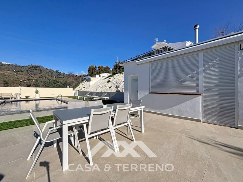 2 bedroom Villa for sale in Velez-Malaga - € 795,000 (Ref: 9497532)