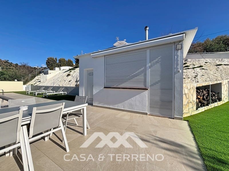 2 bedroom Villa for sale in Velez-Malaga - € 795,000 (Ref: 9497532)