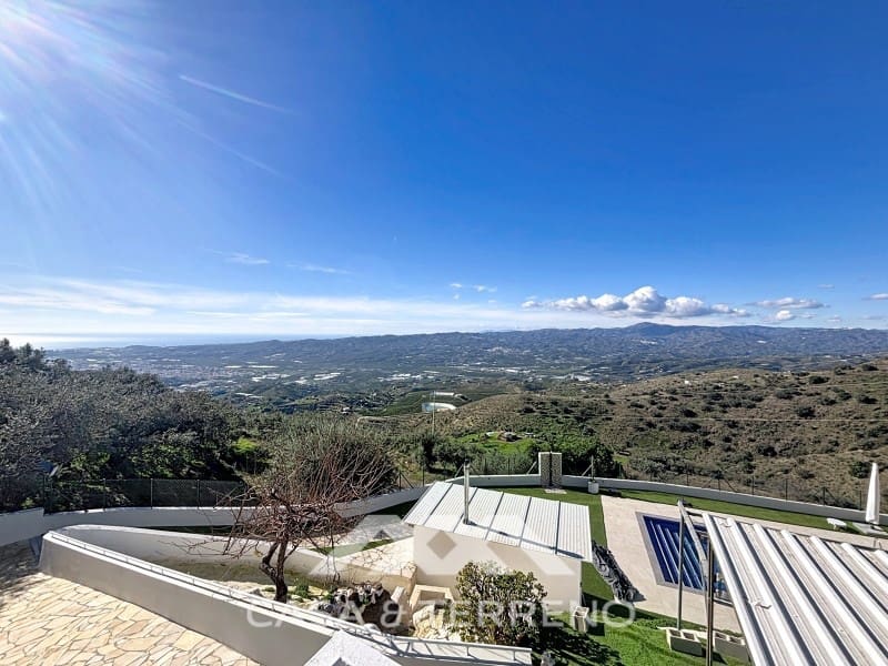 2 bedroom Villa for sale in Velez-Malaga - € 795,000 (Ref: 9497532)