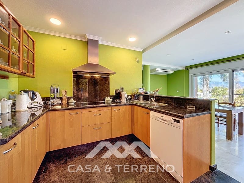 3 bedroom Villa for sale in Almayate with pool garage - € 630,000 (Ref: 9504728)