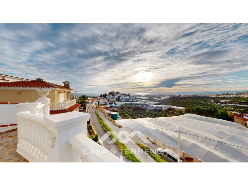 4 soverom Villa til salgs i Torrox-Costa med svømmebasseng garasje - € 748 000 (Ref: 9557965)