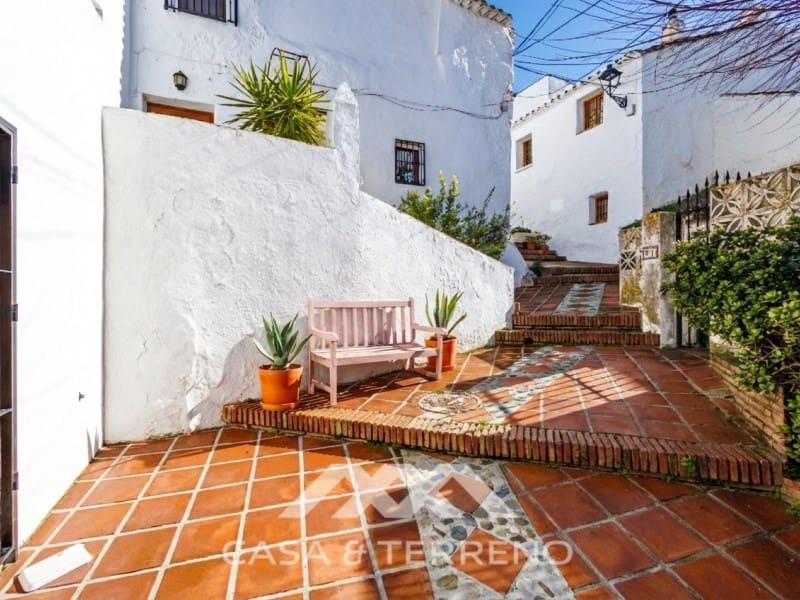 2 bedroom Semi-detached Villa for sale in Comares with pool - € 299,000 (Ref: 9659316)