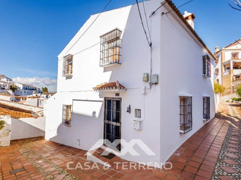 2 bedroom Semi-detached Villa for sale in Comares with pool - € 299,000 (Ref: 9659316)