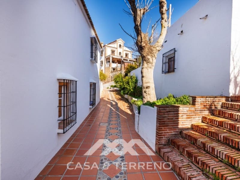 2 bedroom Semi-detached Villa for sale in Comares with pool - € 299,000 (Ref: 9659316)