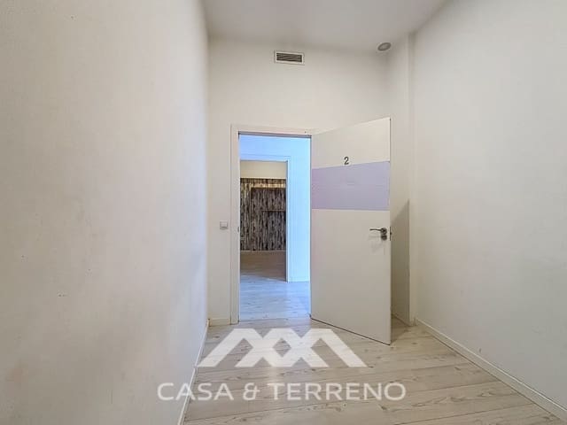 Commercial for sale in Torre del Mar, Vélez-Málaga - € 199,000 (Ref: 9695260)