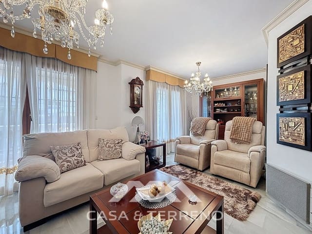 Pareado de 4 habitaciones en Torre del Mar, Vélez-Málaga en venta con piscina - 765.000 € (Ref: 9719824)