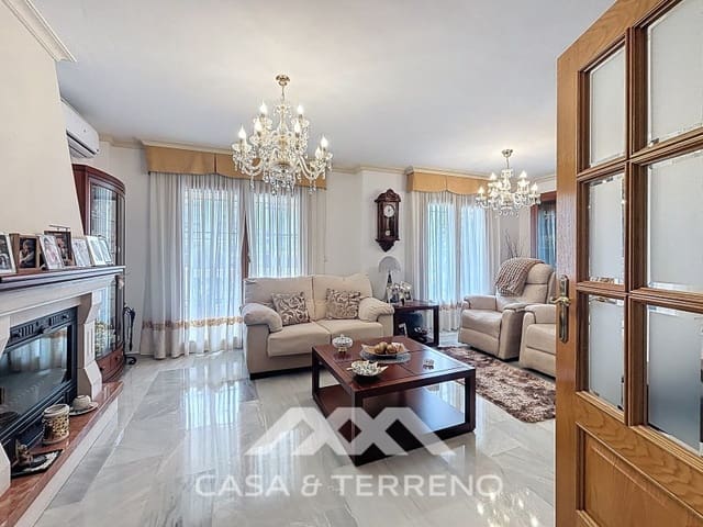Pareado de 4 habitaciones en Torre del Mar, Vélez-Málaga en venta con piscina - 765.000 € (Ref: 9719824)