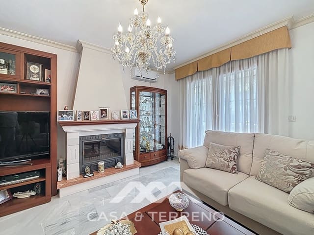 Pareado de 4 habitaciones en Torre del Mar, Vélez-Málaga en venta con piscina - 765.000 € (Ref: 9719824)