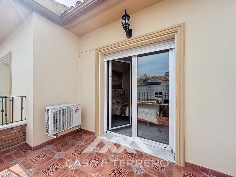 Pareado de 4 habitaciones en Torre del Mar en venta con piscina - 765.000 € (Ref: 9719824)