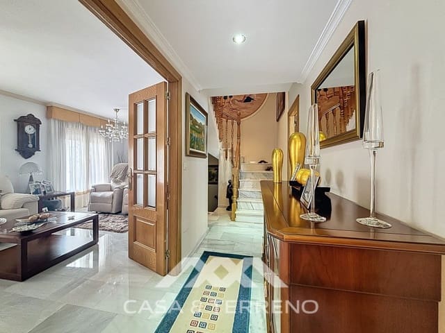Pareado de 4 habitaciones en Torre del Mar, Vélez-Málaga en venta con piscina - 765.000 € (Ref: 9719824)