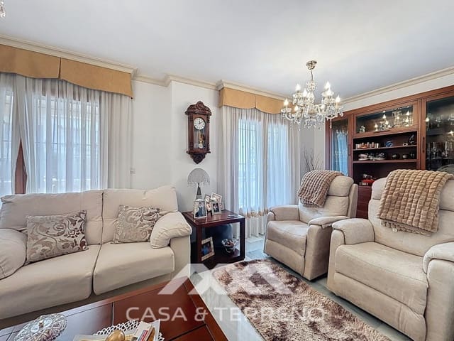 Pareado de 4 habitaciones en Torre del Mar, Vélez-Málaga en venta con piscina - 765.000 € (Ref: 9719824)