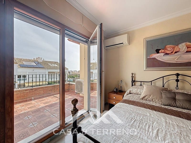 Pareado de 4 habitaciones en Torre del Mar en venta con piscina - 765.000 € (Ref: 9719824)