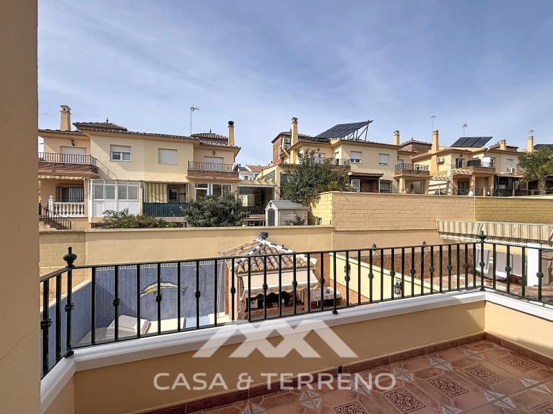 Pareado de 4 habitaciones en Torre del Mar en venta con piscina - 765.000 € (Ref: 9719824)