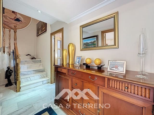 Pareado de 4 habitaciones en Torre del Mar, Vélez-Málaga en venta con piscina - 765.000 € (Ref: 9719824)