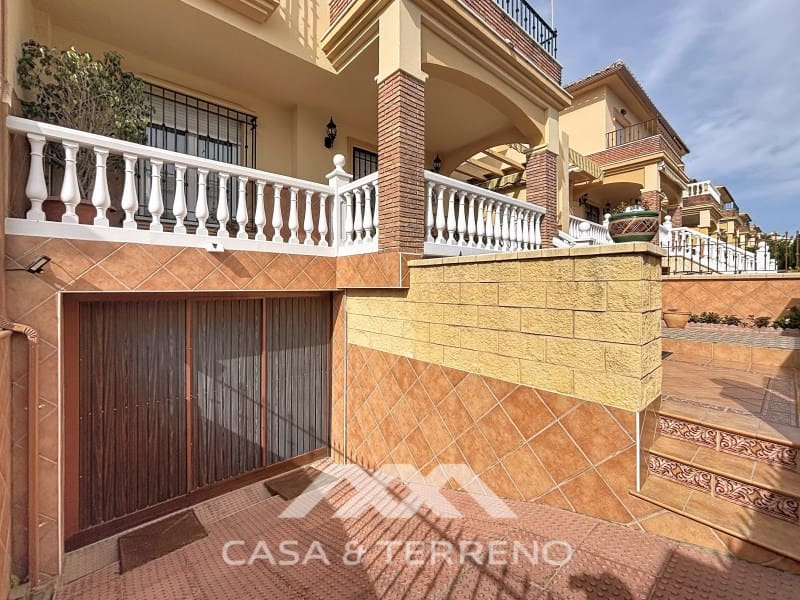 Pareado de 4 habitaciones en Torre del Mar en venta con piscina - 765.000 € (Ref: 9719824)