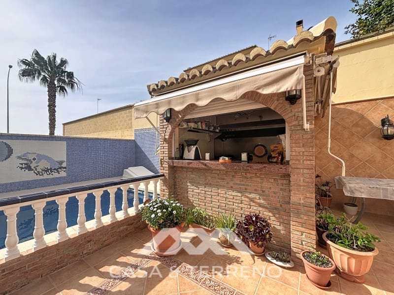 Pareado de 4 habitaciones en Torre del Mar en venta con piscina - 765.000 € (Ref: 9719824)