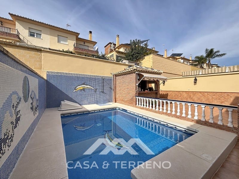 Pareado de 4 habitaciones en Torre del Mar en venta con piscina - 765.000 € (Ref: 9719824)