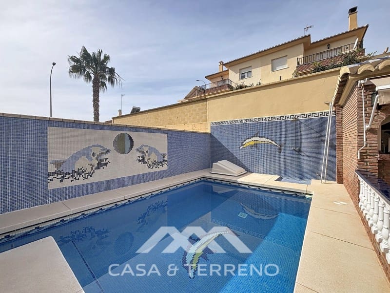 Pareado de 4 habitaciones en Torre del Mar en venta con piscina - 765.000 € (Ref: 9719824)