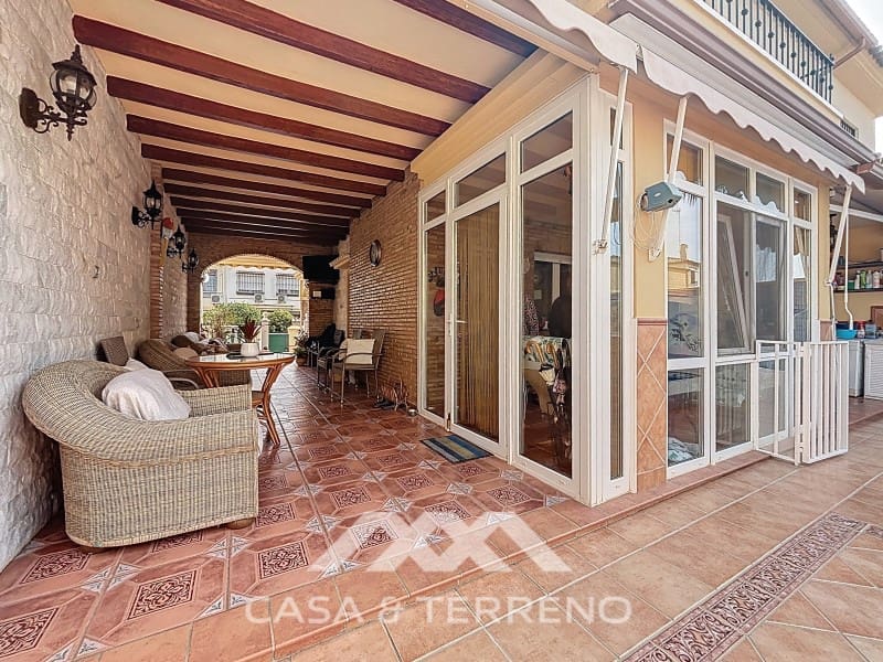 Pareado de 4 habitaciones en Torre del Mar en venta con piscina - 765.000 € (Ref: 9719824)