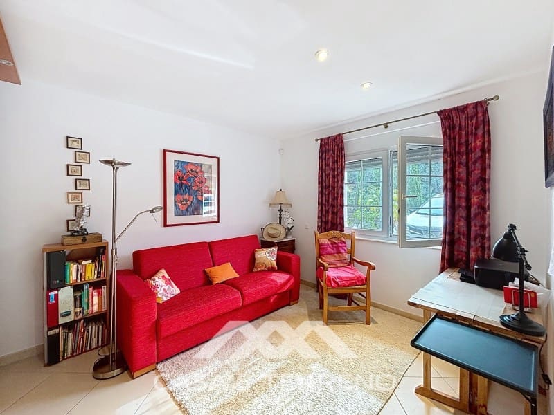 6 soveværelse Villa til salg i Sayalonga med swimmingpool - € 890.000 (Ref: 9719825)