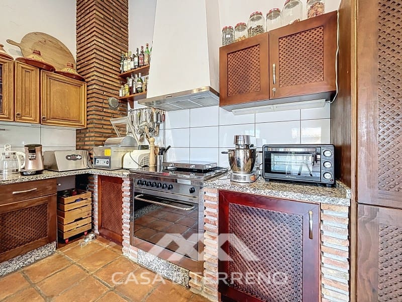 6 soveværelse Villa til salg i Sayalonga med swimmingpool - € 890.000 (Ref: 9719825)