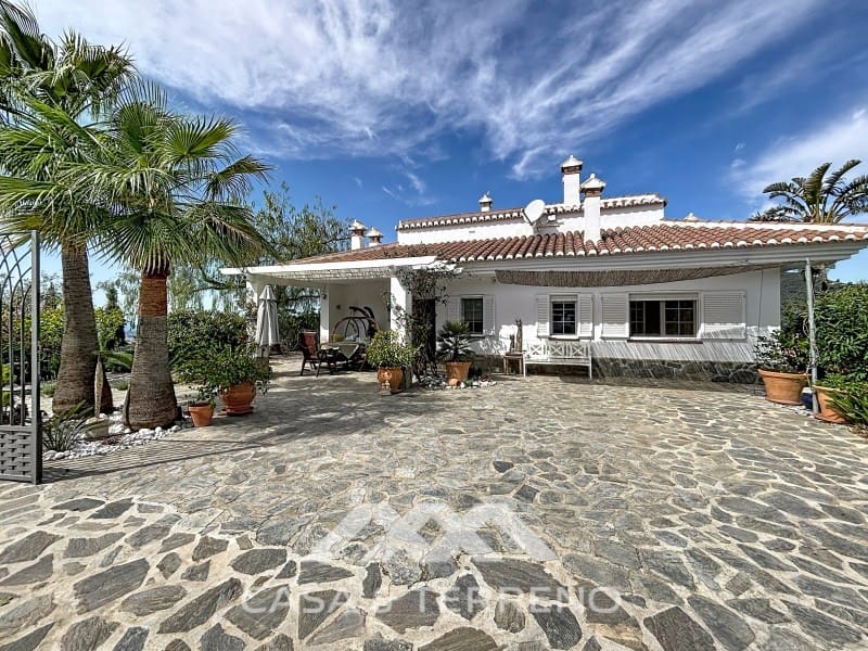 6 soveværelse Villa til salg i Sayalonga med swimmingpool - € 890.000 (Ref: 9719825)