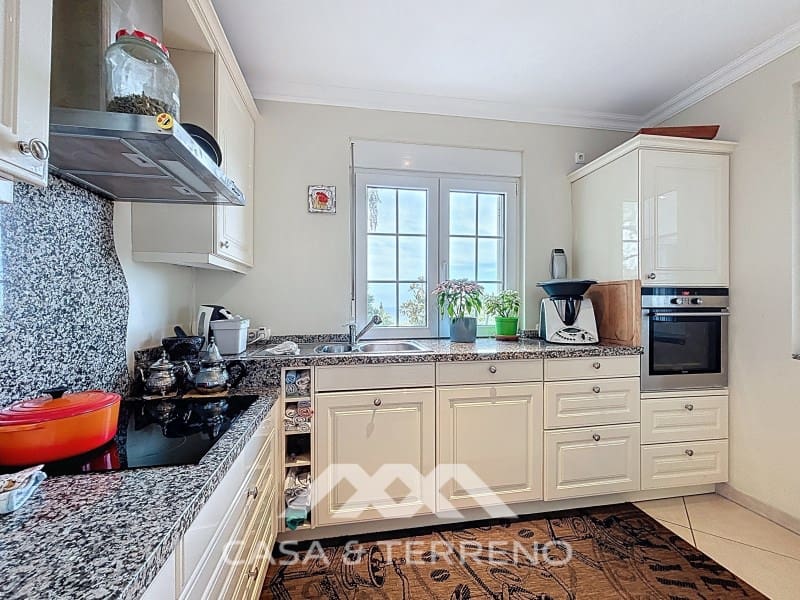 6 soveværelse Villa til salg i Sayalonga med swimmingpool - € 890.000 (Ref: 9719825)