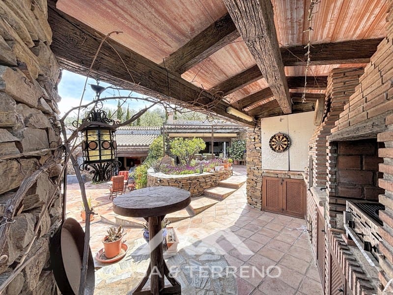 6 soveværelse Villa til salg i Sayalonga med swimmingpool - € 890.000 (Ref: 9719825)