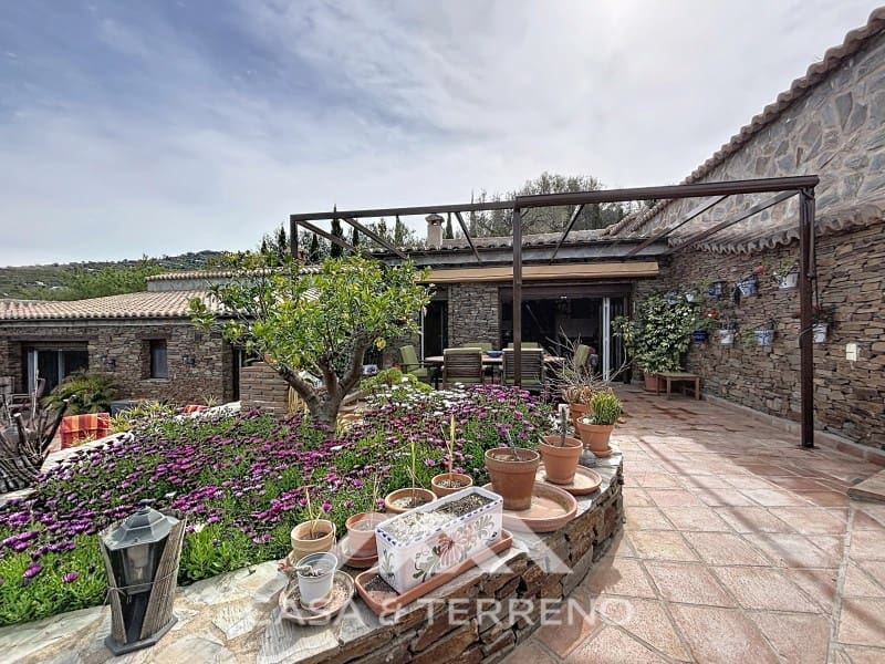 6 soveværelse Villa til salg i Sayalonga med swimmingpool - € 890.000 (Ref: 9719825)