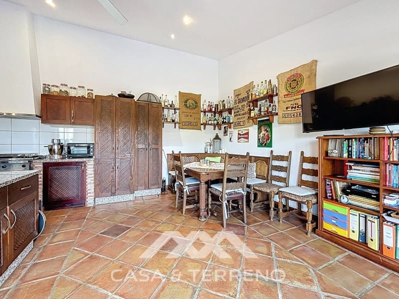 6 soveværelse Villa til salg i Sayalonga med swimmingpool - € 890.000 (Ref: 9719825)