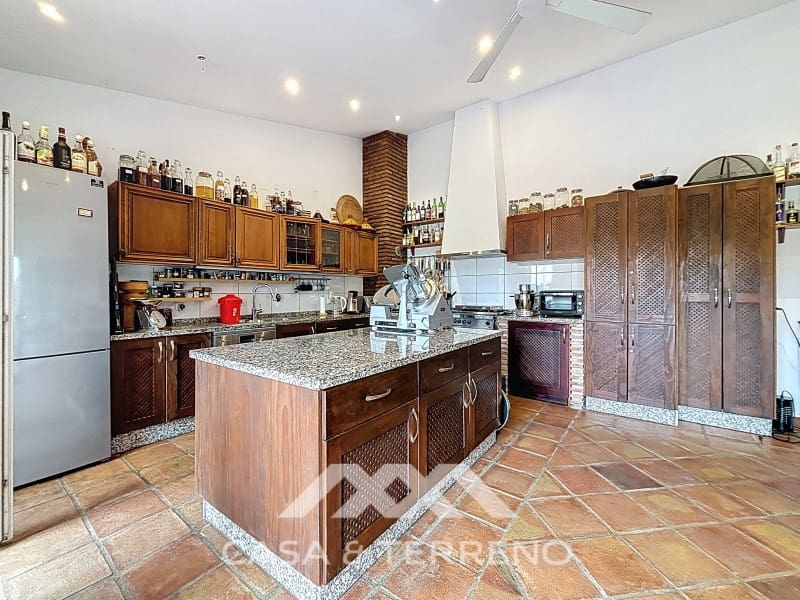 6 soveværelse Villa til salg i Sayalonga med swimmingpool - € 890.000 (Ref: 9719825)