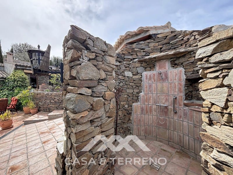 6 soveværelse Villa til salg i Sayalonga med swimmingpool - € 890.000 (Ref: 9719825)