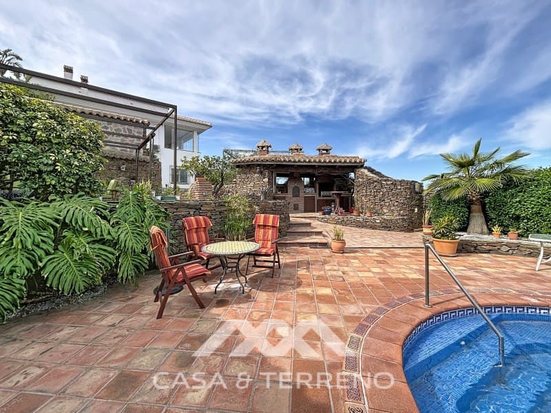 6 soveværelse Villa til salg i Sayalonga med swimmingpool - € 890.000 (Ref: 9719825)