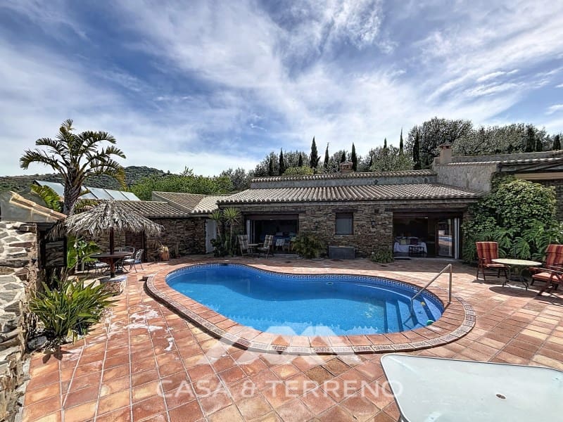 6 soveværelse Villa til salg i Sayalonga med swimmingpool - € 890.000 (Ref: 9719825)