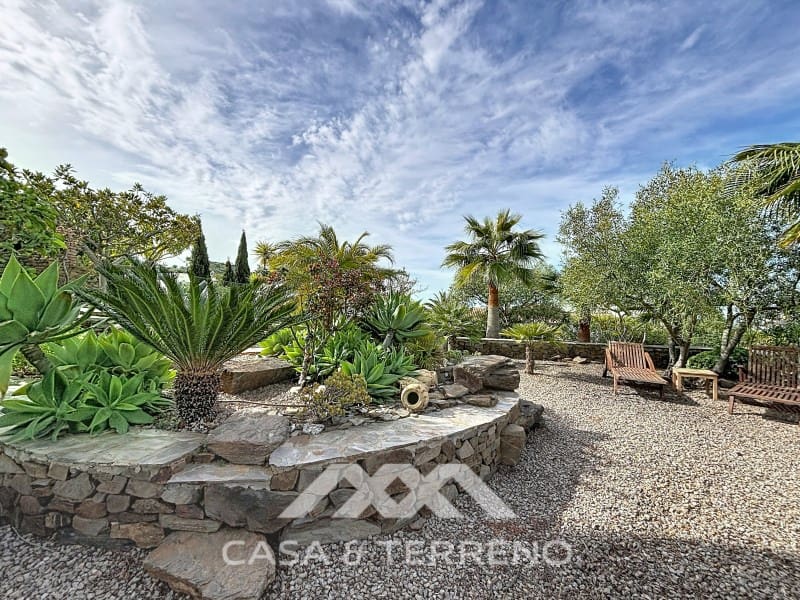 6 soveværelse Villa til salg i Sayalonga med swimmingpool - € 890.000 (Ref: 9719825)