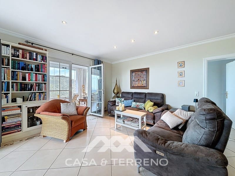 6 soveværelse Villa til salg i Sayalonga med swimmingpool - € 890.000 (Ref: 9719825)