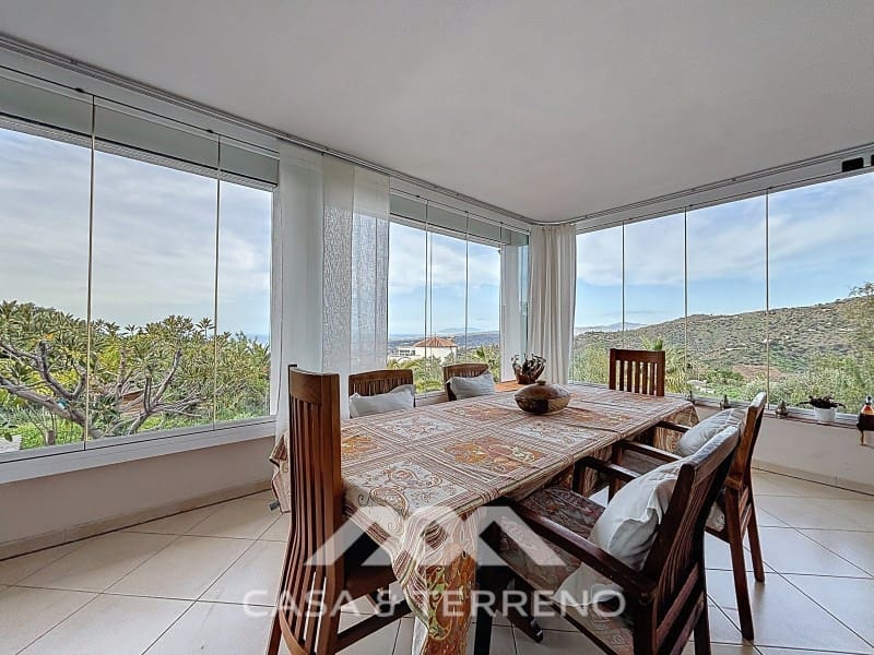 6 soveværelse Villa til salg i Sayalonga med swimmingpool - € 890.000 (Ref: 9719825)