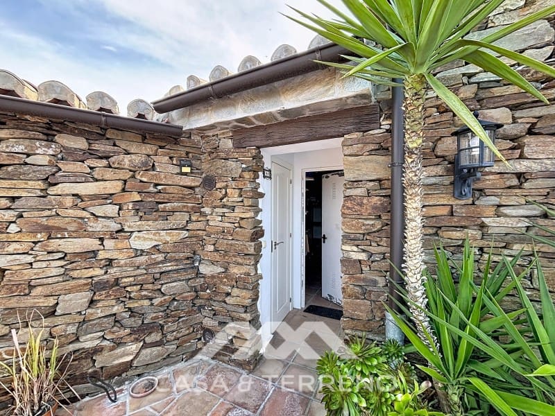 6 soveværelse Villa til salg i Sayalonga med swimmingpool - € 890.000 (Ref: 9719825)