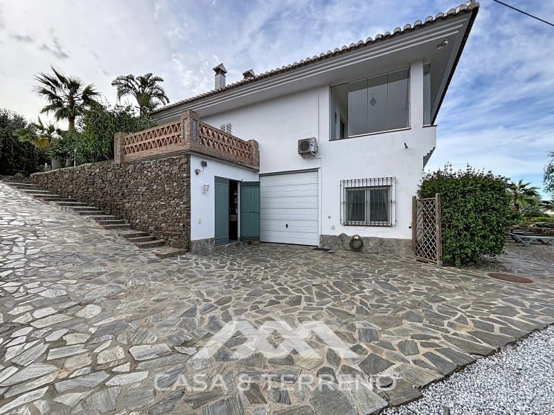 6 soveværelse Villa til salg i Sayalonga med swimmingpool - € 890.000 (Ref: 9719825)