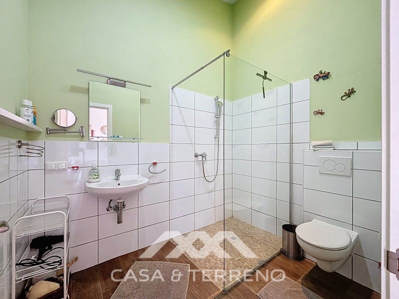 6 soveværelse Guesthouse/B & B til salg i Sayalonga med swimmingpool - € 890.000 (Ref: 9719826)